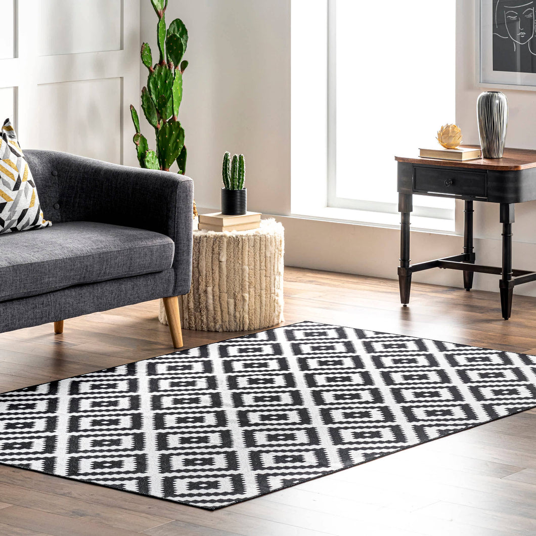 Kellee Machine Washable Modern Diamonds Area Rug: Black / Rectangle / 4' x 6'