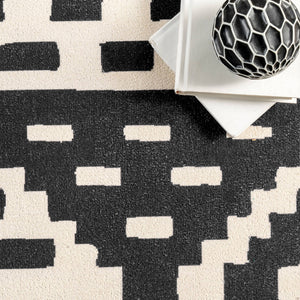 Jagged Modern Trellis Washable Area Rug: Black / Rectangle / 4' x 6'