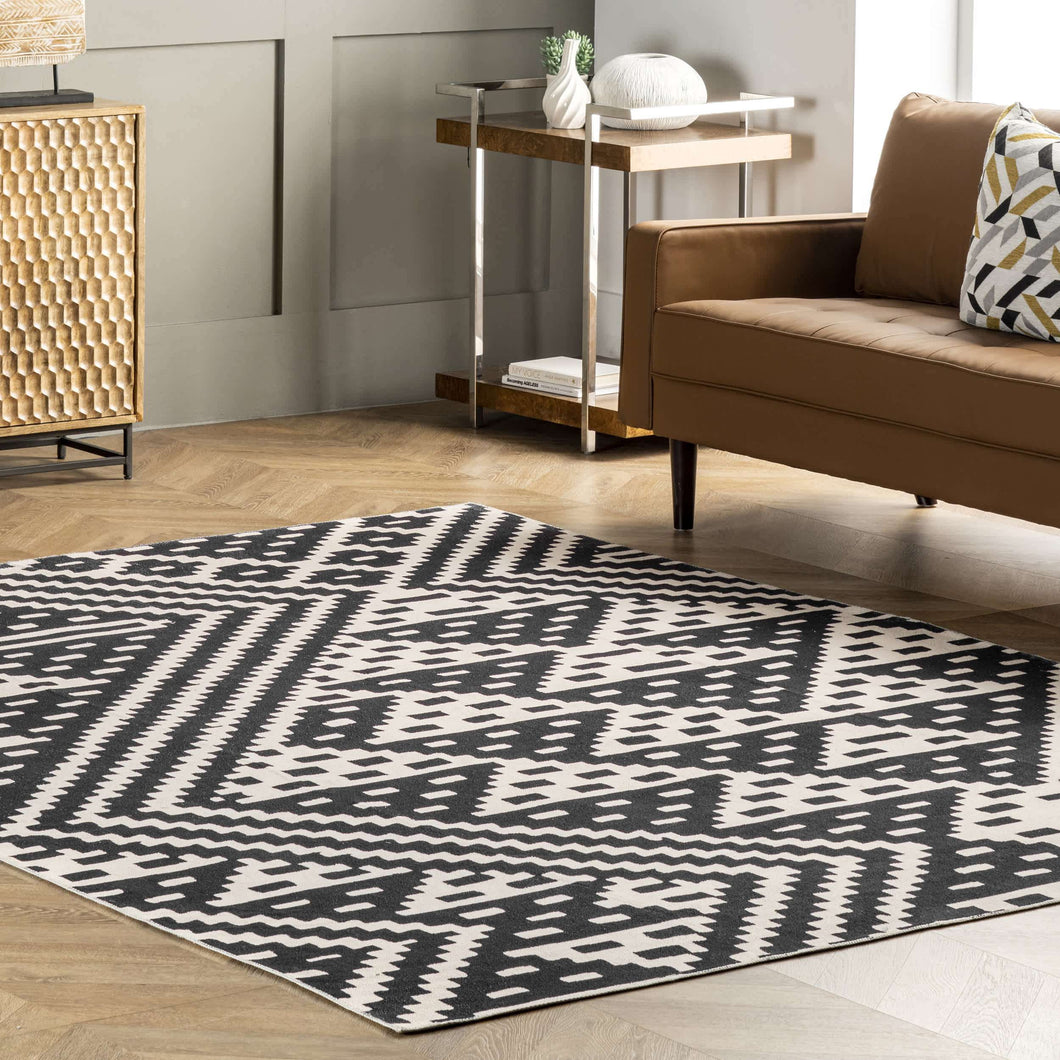 Jagged Modern Trellis Washable Area Rug: Black / Rectangle / 4' x 6'