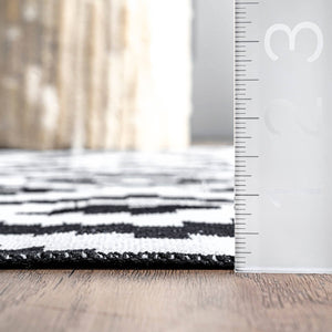 Kellee Machine Washable Modern Diamonds Area Rug: Black / Runner / 2' 6" x 8'